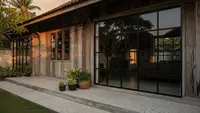 9 Rumah Desa dengan Kombinasi Kayu Tua dan Lantai Teraso, Nuansa Hangat Berkarakter