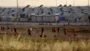 Pengungsi dari Komunitas Yazidi , saat perang IS (Islamic State) bermain bola di daerah Sharya 15 km dari kota Dohuk, Irak  Utara, Rabu (20/05/2015). (AFP Photo/Safin Hamed)