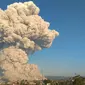 Gunung Sinabung di Kabupaten Karo, Sumatera Utara, mengeluarkan awan panas guguran pada Selasa (2/3/2021) pada pukul 07.15 WIB. Jarak luncur 4.500 meter ke arah tenggara timur dan tinggi kolom abu 5.000 meter. (Foto: Dok. PVMBG)