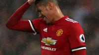 Ekspresi pemain Manchester United Chris Smalling saat bertanding melawan Huddersfield dalam Liga Inggris di stadion John Smith di Huddersfield (21/10). (AFP Photo/Lindsey Parnaby)
