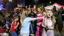 Fans cantik Rusia berpesta setelah timnya membobol gawang Mesir pada Piala Dunia 2018 di  Fans Zone, Rostov-on-Don, Rusia (19/6/2018). Rusia menang 3-1. (AFP/Khaled Desouki)