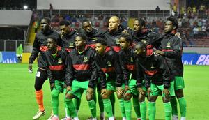 Para pemain St. Kitts dan Nevis berpose untuk foto bersama sebelum pertandingan kualifikasi Piala Dunia FIFA 2026 zona CONCACAF antara Kosta Rika dan St. Kitts dan Nevis di Stadion Nasional, San Jose, pada 6 Juni 2024. (Ezequiel BECERRA / AFP)