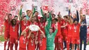 Pemain Bayern Munchen mengangkat trofi Bundesliga usai mengalahkan Frankfurt di Allianz Arena, Jerman, Sabtu (18/5). Munchen menang 5-1 atas Frankfurt. (Christof Stache/AFP).