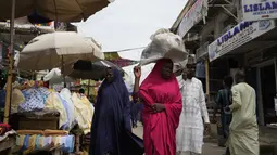 Dalam sebuah surat kepada Senat Nigeria, yang dibacakan pada sidang hari Kamis, Tinubu mengatakan bahwa 12 juta rumah tangga akan mendapatkan keuntungan dari bantuan ini untuk jangka waktu enam bulan.  (AP Photo/Sunday Alamba)