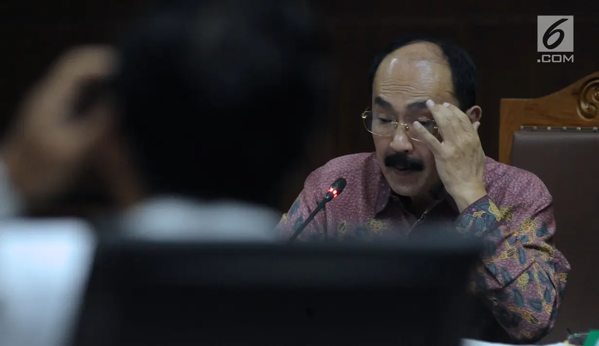 Terdakwa perkara merintangi penyidikan KPK pada kasus korupsi e-KTP, Fredrich Yunadi saat mengikuti sidang lanjutan di Pengadilan Tipikor, Jakarta, Kamis (17/5). Sidang mendengar keterangan saksi ahli. (Liputan6.com/Helmi Fithriansyah)