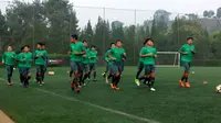 Timnas Indonesia U-19 saat berlatih pagi hari di Lembang, Jabar, Selasa (24/10/2017). (Bola.com/Muhammad Ginanjar)