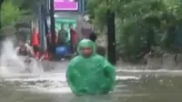 Banjir dan kemacetan sudah menjadi langganan warga Jakarta, hingga hujan deras ditambah air laut pasang membuat banjir di Sidoarjo.