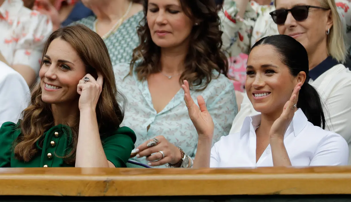 Duchess of Cambridge Kate Middleton (kiri) dan Duchess of Sussex Meghan Markle saat menyaksikan pertandingan final tunggal putri Wimbledon 2019 antara Serena Williams dengan Simona Halep di All England Lawn Tennis and Croquet Club, London, Inggris, Sabtu (13/7/2019). (BEN CURTIS/POOL/AFP)