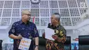 Ketua KPU RI, Arief Budiman (kanan) bersama Ilham Saputra merilis 32 Caleg Berstatus Mantan Terpidana Korupsi, Jakarta, Selasa (19/2). Sebelumnya (30/1), KPU pernah merilis 49 Caleg Berstatus Mantan Terpidana Korupsi. (Liputan6.com/Helmi Fithriansyah)