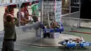 Peserta berusaha mengendalikan robot untuk mendaki sebuah kastil dalam kompetisi robot San Diego Regional FIRST Robotics di Del Mar, California (4/3). Kompetisi tahunan San Diego ke-10 ini diikuti oleh puluhan tim dari SMA di AS. (REUTERS / Mike Blake)