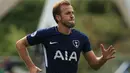 Penyerang andalan Tottenham Hotspur, Harry Kane mencetak dua gol saat timnya melawan Huddersfield Town pada pekan ketujuh Premier League di John Smith's stadium, Huddersfield, (30/9/2017). Tottenham menang 4-0. (AFP/Lindsey Parnaby)