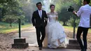 Sepasang pengantin baru melakukan foto pernikahan mereka di kompleks kuil Angkor Wat, sebuah candi ikonik dan bersejarah di Kamboja, 14 Maret 2018. Candi ini adalah jantung dan jiwa Kamboja serta menjadi kebangaan nasional. (AP Photo/Heng Sinith)