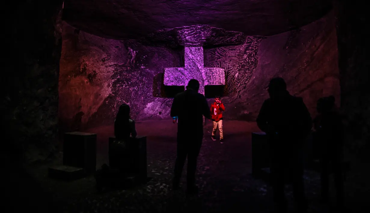 Katedral Zipaquira adalah sebuah gereja Katolik Roma yang dibangun di dalam terowongan tambang garam yang terletak 200 meter di bawah tanah. (JUAN BARRETO / AFP)
