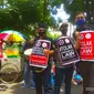 Ribuan buruh yang tergabung dalam Forum Komunikasi Serikat Pekerja dan Serikat Buruh berunjuk rasa di depan Balai Kota Bandung menolak disahkannya Undang-undang Omnibus Law Cipta Kerja oleh DPR RI. (Liputan6.com/Arie Nugraha)