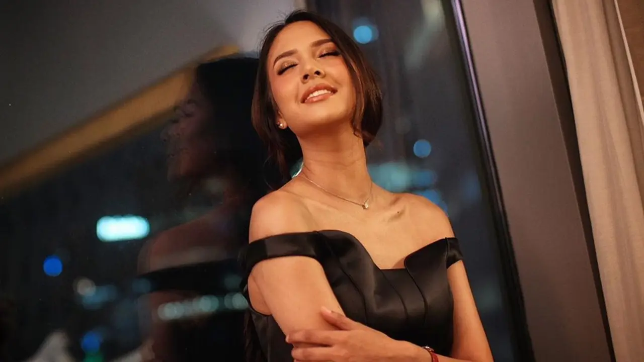 FOTO: Gaya Aurelie Moeremans dengan Busana Hitam, Tampil Menawan