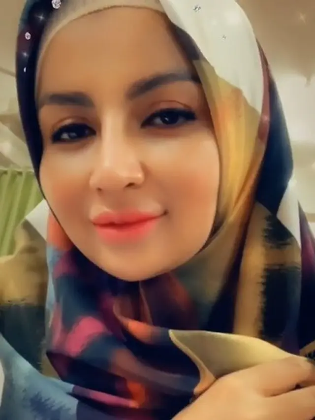 Potret Artis Five Vi Rachmawati Mengenakan Hijab