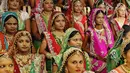Sejumlah wanita yang akan dibiayai nikahnya oleh Savani, India , (6/12).  Dalam tradisi India, pihak perempuanlah yang memberikan mahar pernikahan kepada pihak laki-laki. (AFP PHOTO)