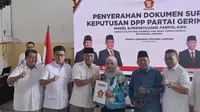 Petahan pasangan Wali Kota- Wakil Walikota Bandar Lampung, Eva Dwiana dan Deddy Amarullah resmi menerima SK B1-KWK dari Gerindra di Pilwalkot Bandar Lampung 2024.  Foto : (Liputan6.com/Ardi).