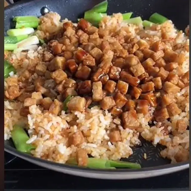 Warganet Asing Bagikan Tutorial Masak Nasi Goreng Tempe, Bungkusnya Curi Perhatian