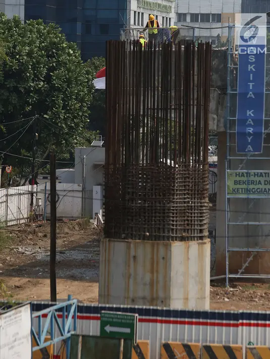 Pekerja menyelesaikan proyek pembangunan tol Bekasi-Cawang-Kampung Melayu (Becakayu) di Jalan DI Panjaitan, Jakarta, Kamis (25/10). Proyek yang masih terus berlangsung ini dikerjakan sebagai upaya mengurai kemacetan di ibu kota. (Merdeka.com/Imam Buhori)