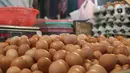 Telur yang dijual terlihat di Pasar Cibubur, Jakarta, Kamis (16/6/2022). Berdasarkan pantauan di Pusat Informasi Harga Pangan Strategis Nasional (PIHPS), terpantau ada beberapa kebutuhan pokok yang harganya naik. (Liputan6.com/Herman Zakharia)