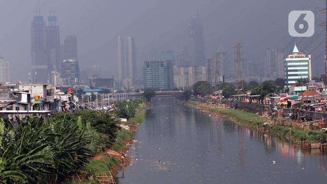 Suasana pemukiman kumuh padat penduduk di bantaran kali di Jakarta, Selasa (4/8/2020). Menurut Badan Pusat Statistik (BPS), jumlah penduduk miskin Indonesia meningkat sebanyak 1,63 juta orang dari September 2019 hingga Maret 2020. (Liputan6.com/Angga Yuniar)