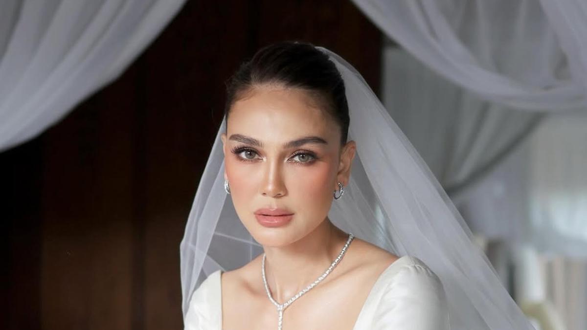 Lakoni Sumpah Pernikahan, Potret Luna Maya Tampil Mewah bak Ratu dengan Kalung BVLGARI Senilai Rp1,5 Miliar