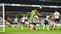 Kiper Tottenham Hotspur, Hugo Lloris, menepis bola saat melawan Arsenal pada laga Liga Inggris di London, Minggu (6/12/2020). Tottenham menang dengan skor 2-0. (Glyn Kirk/Pool via AP)