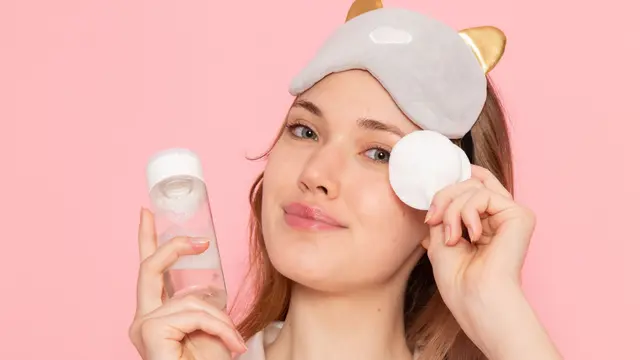 5 Langkah Membersihkan Makeup dengan Micellar Water agar Kulit Tetap Bersih, Lembap, dan Sehat