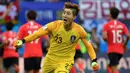 Kiper Korea Selatan, Cho Hyun-woo, merayakan kemenangan atas Jerman pada Piala Dunia 2018 di Kazan Arena, Rusia, (27/6/2018). Jerman takluk 0-2 dari Korea Selatan. (AFP/Saeed Khan)