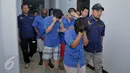 Empat tersangka sindikat narkotika jenis sabu Internasional WN Taiwan dan Nigeria di Jakarta, Senin (18/4). Dalam kasus yang diungkap, petugas menyita barang bukti 14,10kg sabu, 5 buah tabung besi dan 2 buah case kayu. (Liputan6.com/Gempur M Surya)