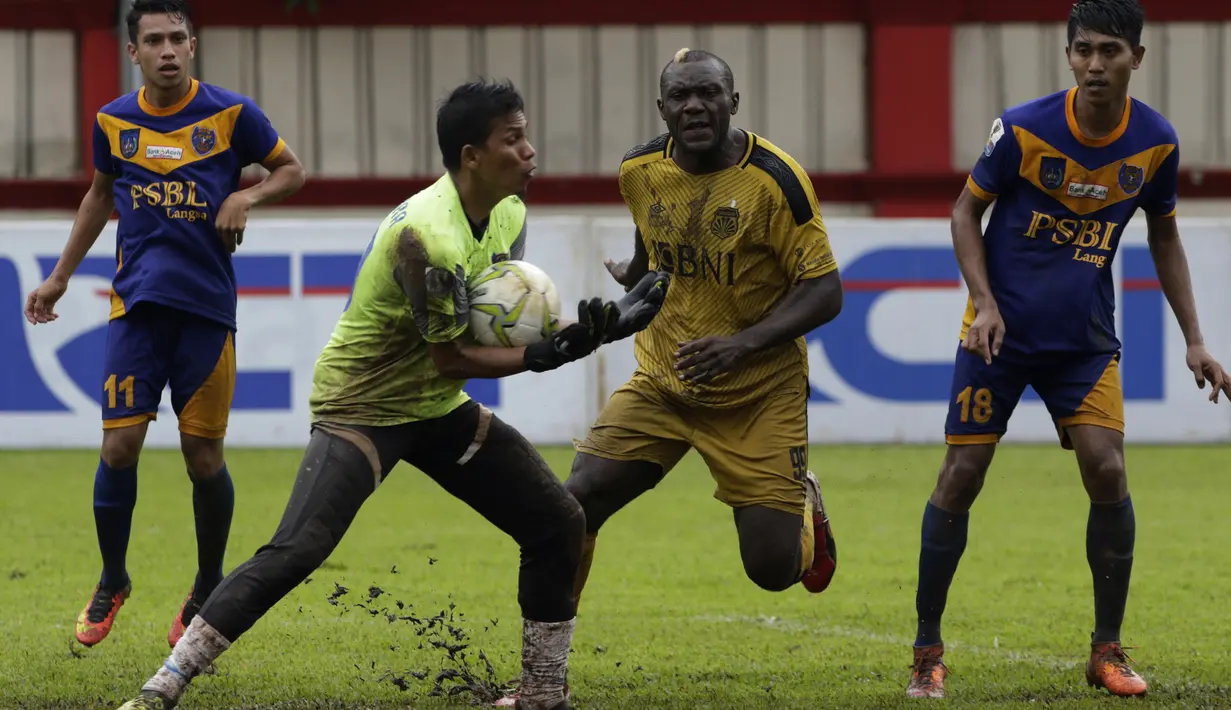 Striker Bhayangkara FC, Herman Dzumafo, berusaha mencetak gol ke gawang PSBL Langsa pada Piala Indonesia 2018 di Stadion PTIK, Jakarta, Jumat (1/2). Bhayangkara menang 4-3 atas PSBL. (Bola.com/Yoppy Renato)