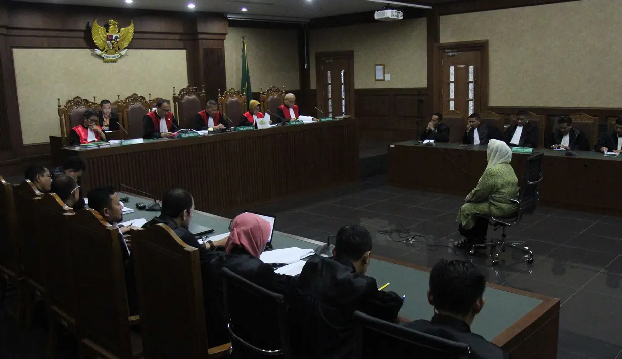 Majelis Hakim menjatuhkan hukuman empat tahun penjara serta denda Rp200 juta subsider dua bulan kurangan kepada mantan Menteri Kesehatan Siti Fadilah, Jakarta, Jumat (16/6). (Liputan6.com/Helmi Afandi)