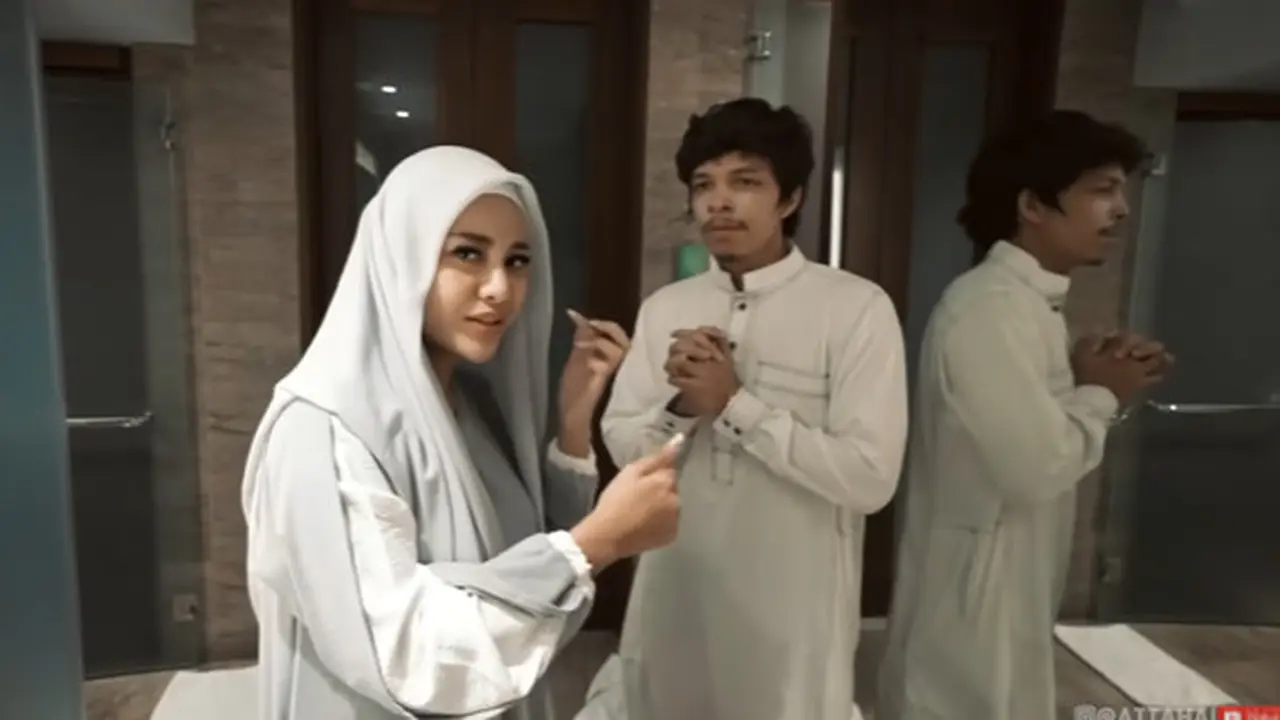 6 Potret Atta Halilintar dan Aurel Hermansyah Pakai Busana Muslim Senada, Serasi