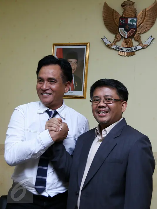 Bakal calon Gubernur DKI Jakarta, Yusril Ihza Mahendra menemui Presiden PKS Mohamad Sohibul Iman di kantor DPP PKS, Jakarta, Selasa (22/3). Kedatangan Yusril untuk silahturahmi dan berdiskusi mengenai perkembangan Jakarta. (Liputan6.com/Yoppy Renato)