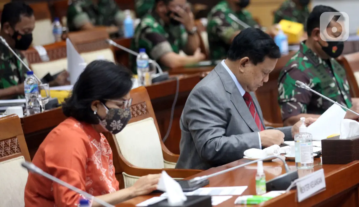 Menteri Pertahanan Prabowo Subianto (tengah) bersama Menteri Keuangan Sri Mulyani (kiri) dan KSAL Laksamana TNI Yudo Margono (kanan) saat rapat kerja dengan Komisi I DPR di Kompleks Parlemen, Senayan, Jakarta, Kamis (27/1/2022). (Liputan6.com/Angga Yuniar)