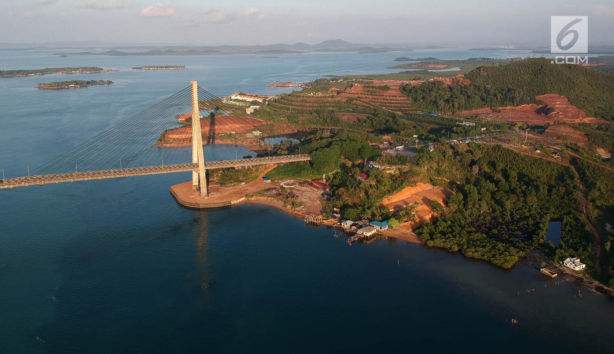 Foto udara pemandangan dari jembatan Barelang di Batam, Kepulauan Riau, Senin (7/5). Ikon Batam ini mempunyai panjang 2.264 meter serta membutuhkan waktu 20 menit untuk menempuh panjang jembatan ini. (Liputan6.com/Arya Manggala)