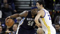 Pemain Memphis Grizzlies, Zach Randolph (50) mencoba melewati kawalan pemain Golden State Warriors, Zaza Pachulia pada laga NBA di Oracle Arena, Oakland, (6/1/2017). Warriors kalah 119-128.  (AP/Marcio Jose Sanchez)