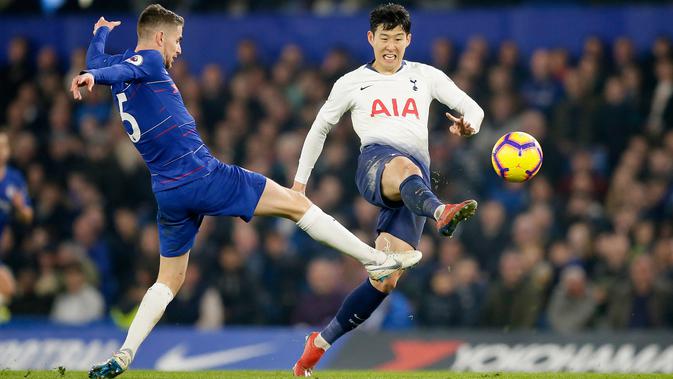 Gelandang Chelsea, Jorginho berebut bola dengan pemain Tottenham Hotspur, Heung Min Son dalam lanjutan ajang Liga Inggris di Stamford Bridge, Rabu (26/2). Tampil sebagai tuan rumah, Chelsea mengalahkan Tottenham Hotspur dengan skor 2-0. (AP/Tim Ireland)
