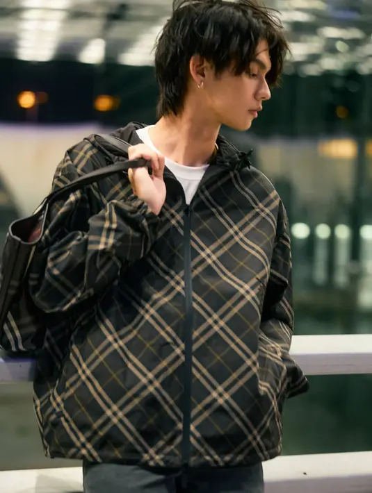 <p>Melengkapi tampilannya dengan inner t shirt putih. Serta celana denim panjang. [dok. Burberry]</p>