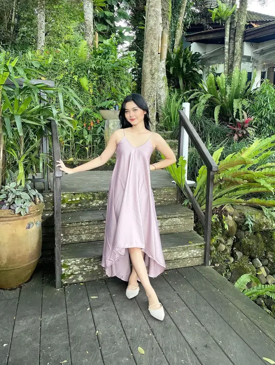 Pada potret ini, perempuan 23 tahun itu tampil dalam balutan silk dress warna lilac. [Foto: Instagram/ceseniy].