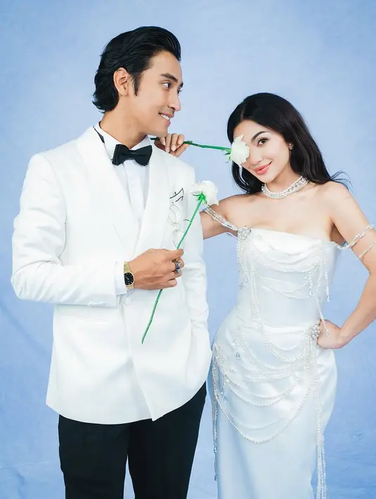 Melengkapi busana serba mutiara, Ariel Tatum kian menawan dengan kalung mutiara dari Mahija [@arieltatum]