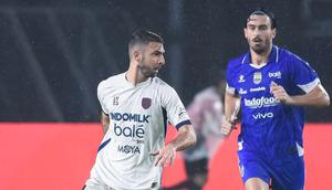 Gelandang Persita Tangerang, Ramon Bueno mencoba menjauh dari kejaran penyerang Persib Bandung, Andrew Jung dalam laga pekan ke-22 BRI Super League 2025/2026 di Stadion Gelora Bandung Lautan Api, Bandung, Sabtu (22/2/2026) malam WIB. (Dok. Persita)