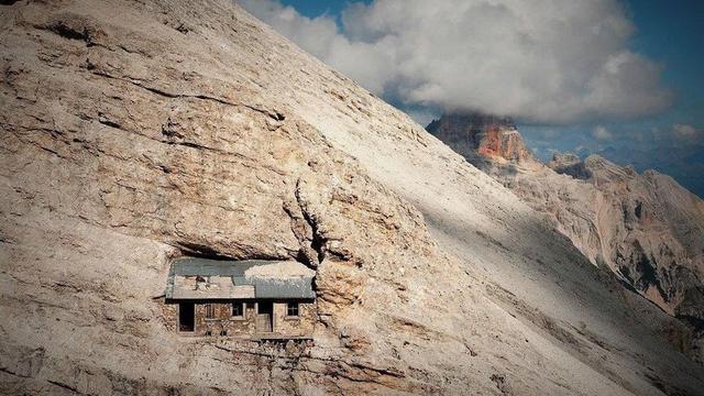 6 Potret Rumah Bekas Markas Perang, Berada di Dalam Gunung Batu