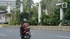 Tiang pancang bekas JPO Tosari menjulang di Jalan Jenderal Sudirman, Jakarta, Selasa (29/9/2020). JPO yang telah dibongkar dan berganti pelican crossing kondisinya dibiarkan terbengkalai, meskipun keberadaannya tidak berfungsi lagi serta mengganggu estetika kota. (Liputan6.com/Immanuel Antonius)