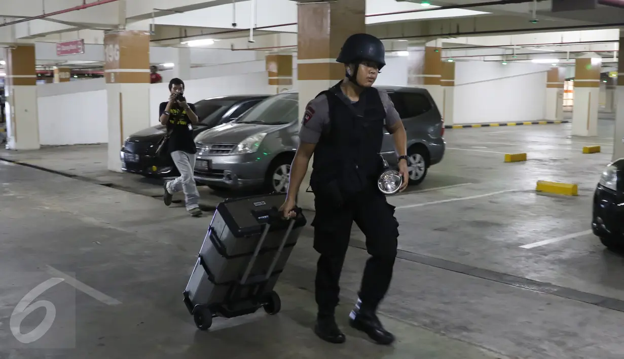 Anggota gegana meninggalkan lokasi ledakan usai melakukan olah TKP di kantin Mal Alam Sutera, Tangerang, Banten, Rabu (28/10). Polda Metro Jaya memastikan sumber ledakan itu adalah bom rakitan dan berdaya ledak rendah. (Liputan6.com/Herman Zakharia)