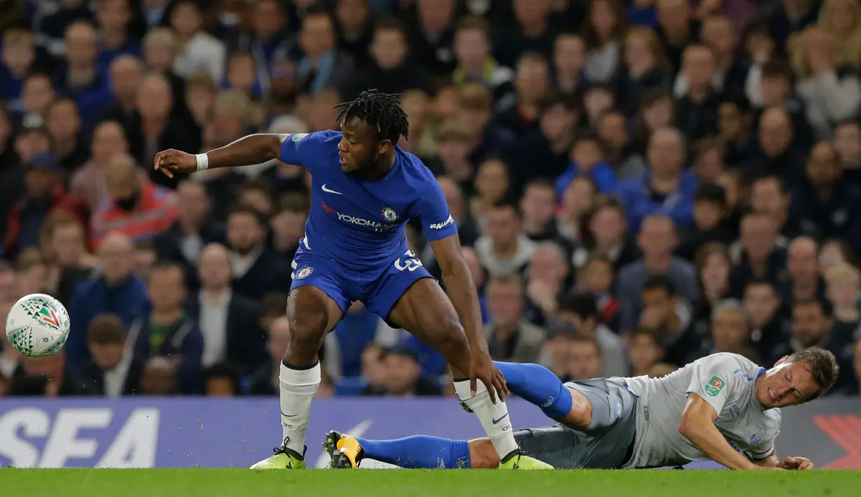 Pemain Chelsea, Michy Batshuayi merebut bola dari pemain Everton, Phil Jagielka pada babak keempat Piala Liga Inggris di Stamford Bridge, Kamis (26/10). The Blues –julukan Chelsea- sukses mengalahkan Wayne Rooney dan kawan-kawan, 2-1. (AP/Alastair Grant)