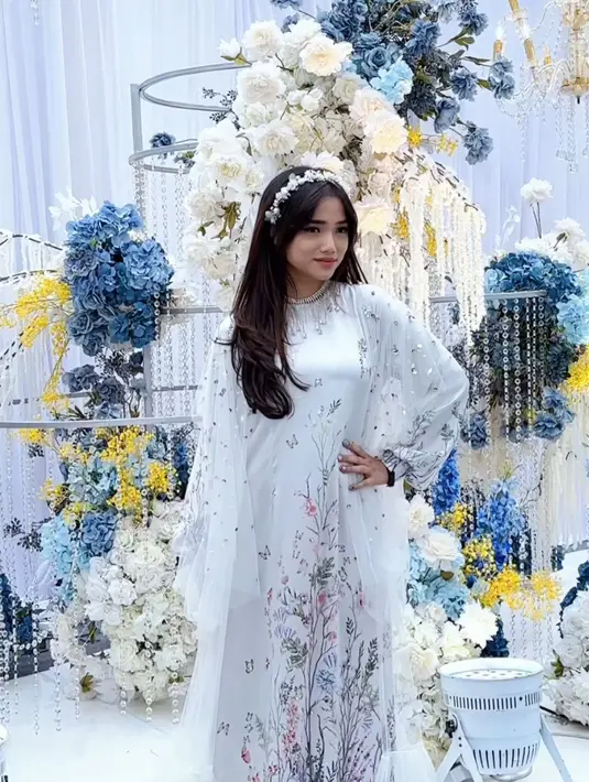 <p>Fuji an tampil dengan gamis putih yang memiliki aksen motif bunga dan memadukannya dengan outer lace putih. [@fuji_an]</p>