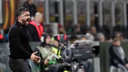 Ekspresi pelatih AC Milan, Gennaro Gattuso saat pertandingan antara AC Milan melawan Arsenal pada leg pertama 16 besar Liga Europa, di San Siro, Milan, Italia, Kamis (8/3). AC Milan takluk 0-2 dari Arsenal. (AP Photo/Luca Bruno)