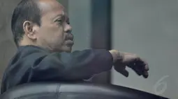 Mantan Ketua Komisi VII DPR, Sutan Bhatoegana enggan berkomentar banyak saat diserbu  para wartawan di Gedung KPK, Jakarta, Senin (17/11/2014). (Liputan6.com/Miftahul Hayat)